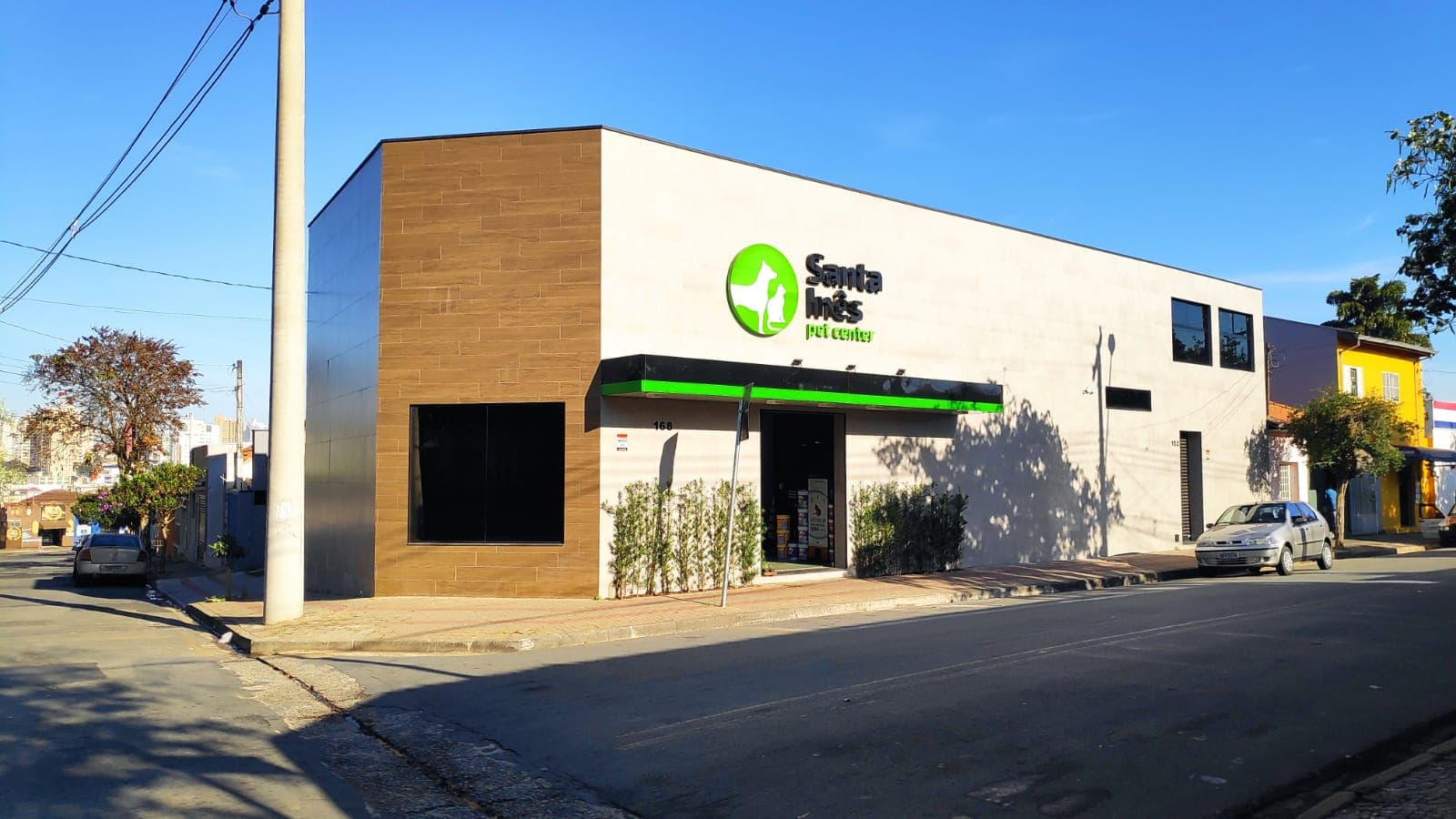 A loja Santa Inês pet center vista da esquina, com o letreiro verde e o toldo preto sobre a entrada