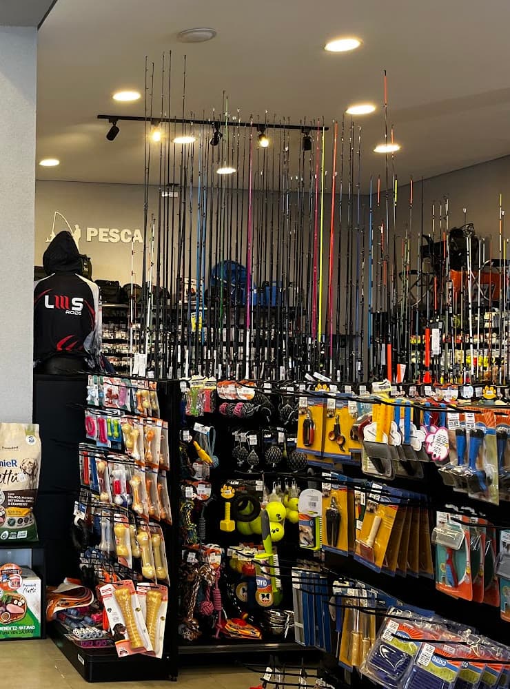 A parede do setor de pesca, com dezenas de varas penduradas sob a placa Pesca
